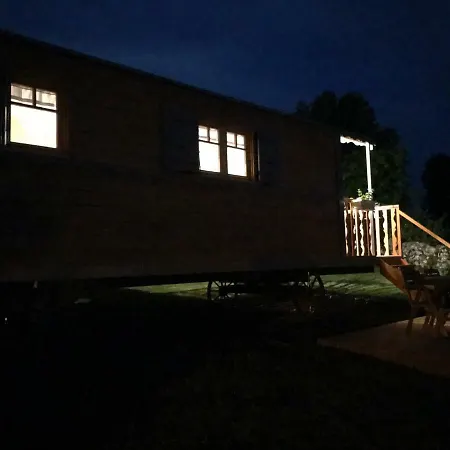 La Roulotte Au Fond Du Pre
