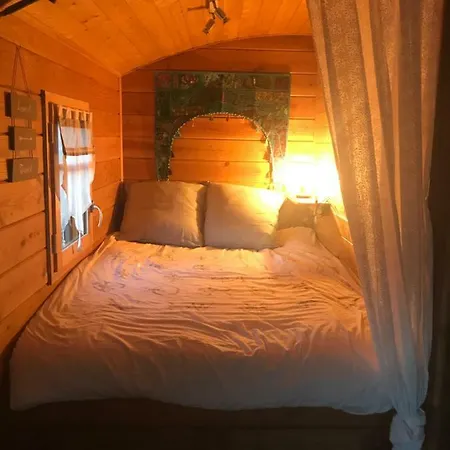 La Roulotte Au Fond Du Pre Penzion
