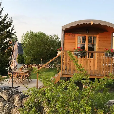 La Roulotte Au Fond Du Pre *